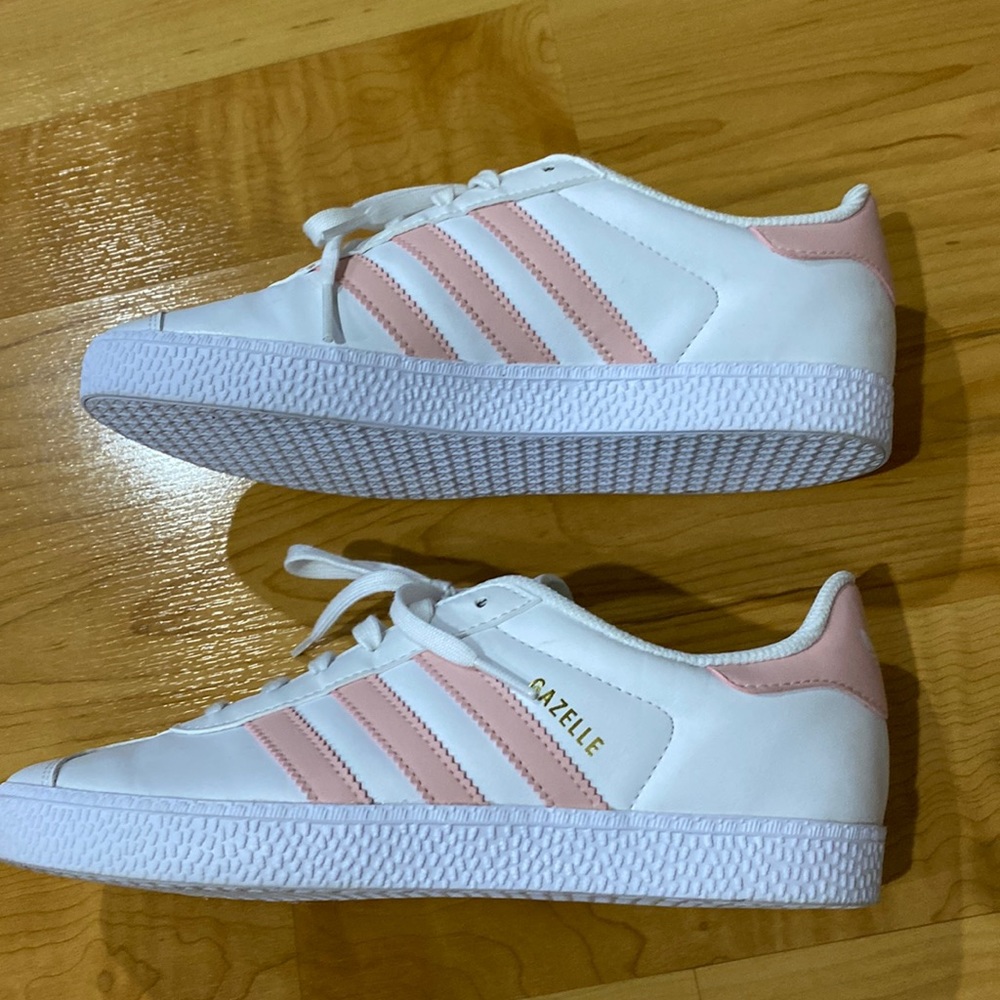 Adidas original kids shoes 5 1/2 white/light pink